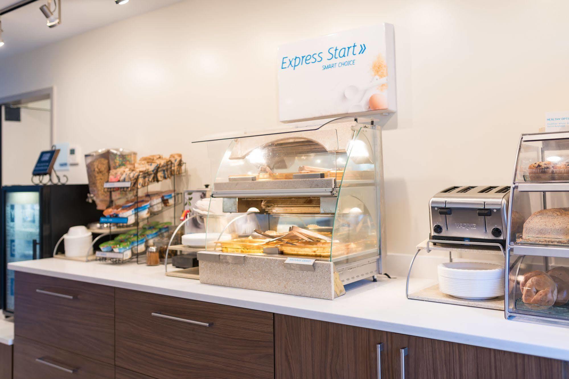 Holiday Inn Express Charleston Us Highway 17 & I-526 By Ihg Bagian luar foto