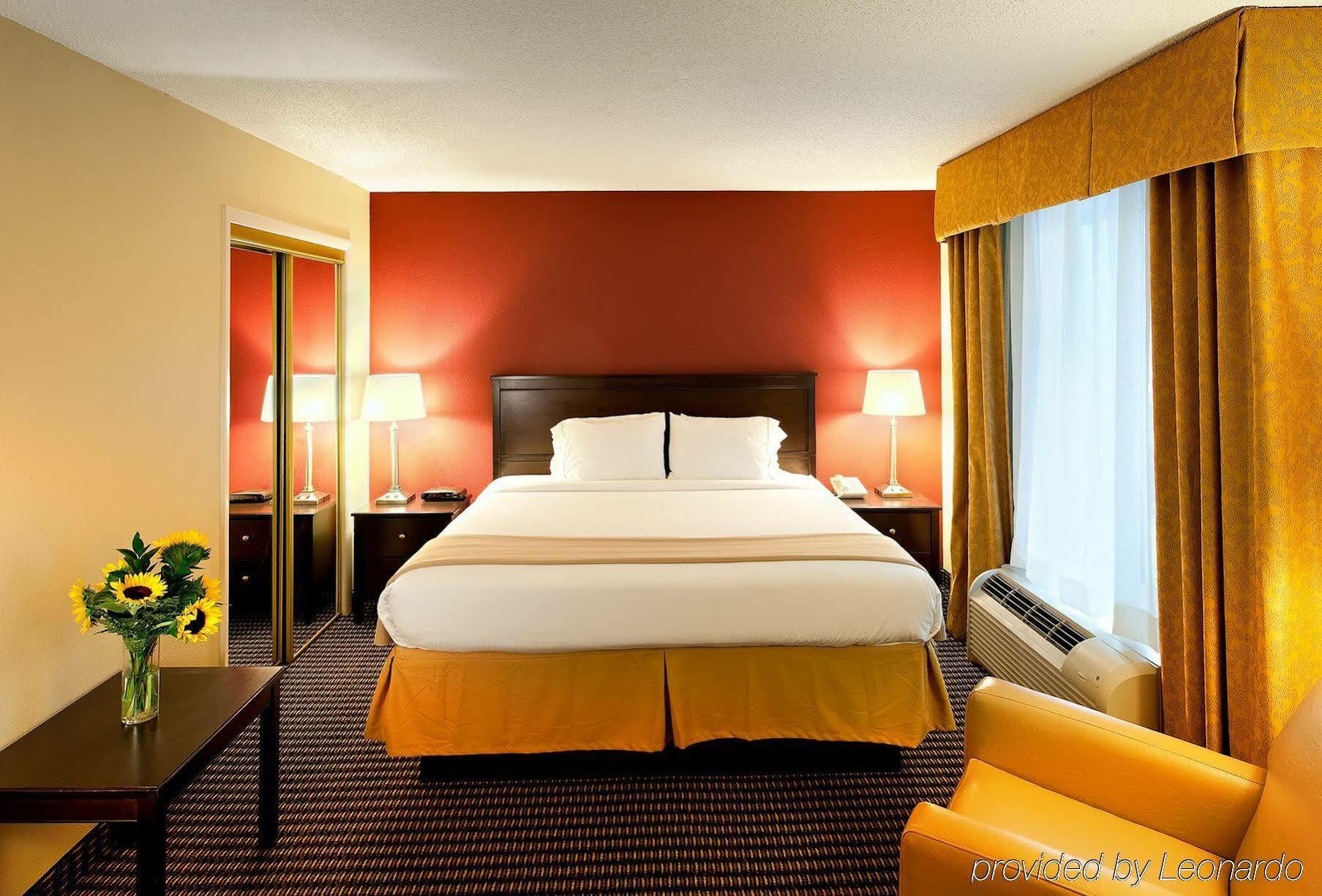 Holiday Inn Express Charleston Us Highway 17 & I-526 By Ihg Bagian luar foto